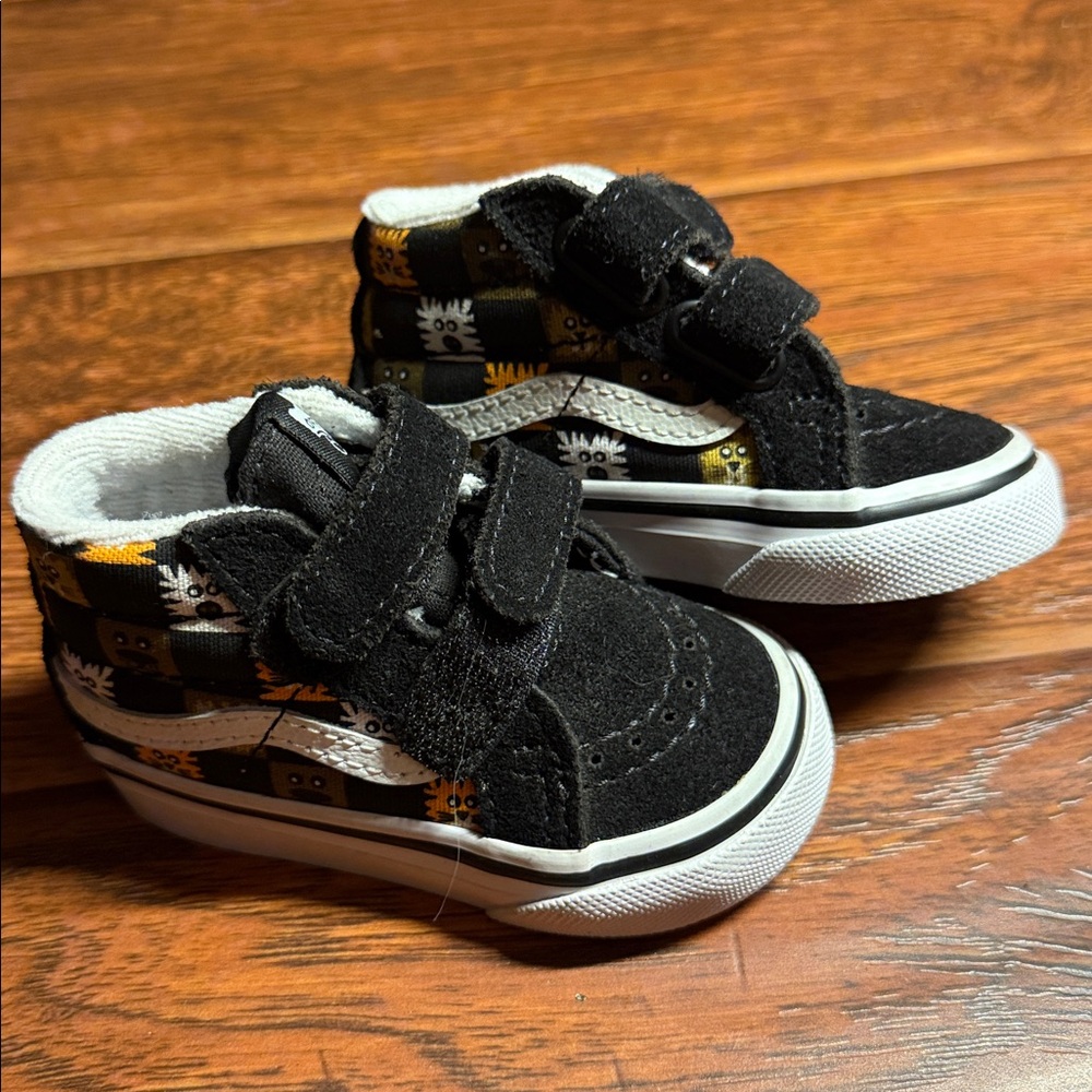 New w/o tags3T Vans Kids Black and White Velcro Sneakers